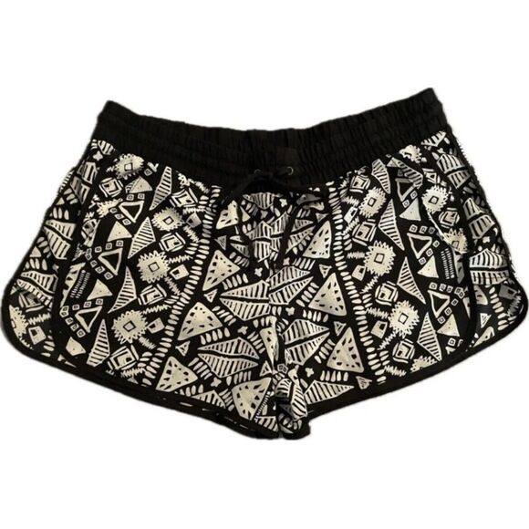 No Boundaries Pants - No Boundaries Black And Ivory Patterned Women's Shorts Size XL (15-17)